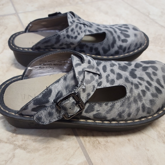 Shoes - Picture 3 of 4